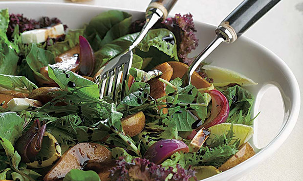 Salada de folhas, pera e cebola-roxa com balsâmico