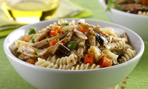Salada de frango defumado e macarrão