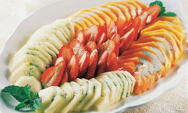 Salada de frutas com molho de iogurte e hortelã