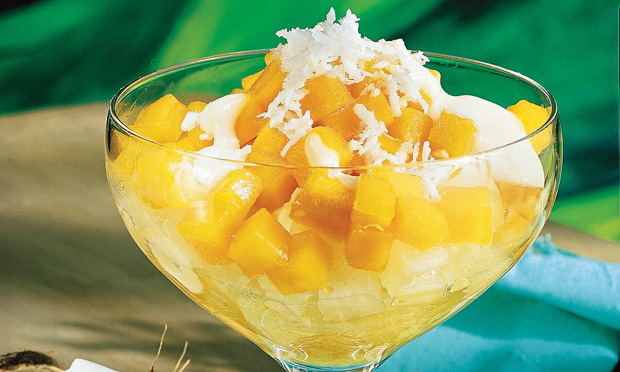 Salada de frutas com calda de licor