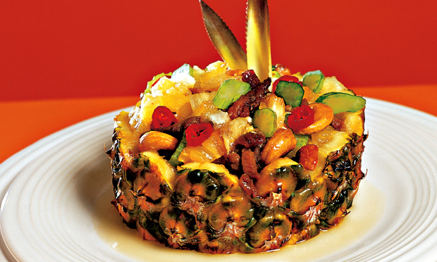 Salada de laranja e lombo no abacaxi