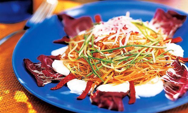 Salada de legumes com molho de agrião
