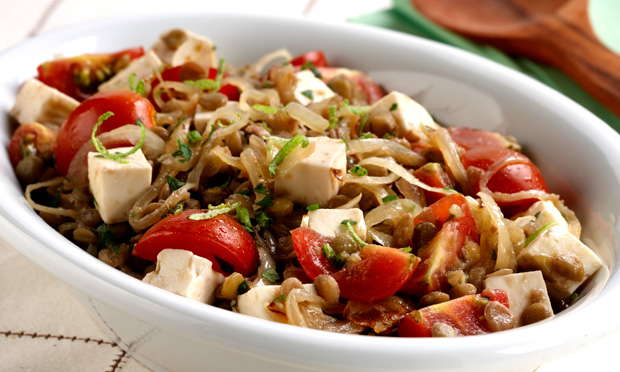 Salada de lentilha com cebola dourada