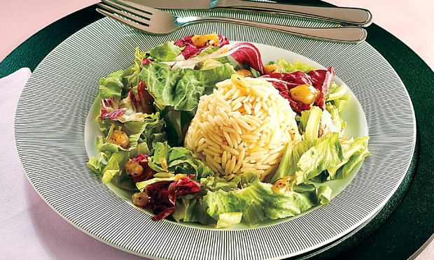 Salada de macarrão com alho-poró