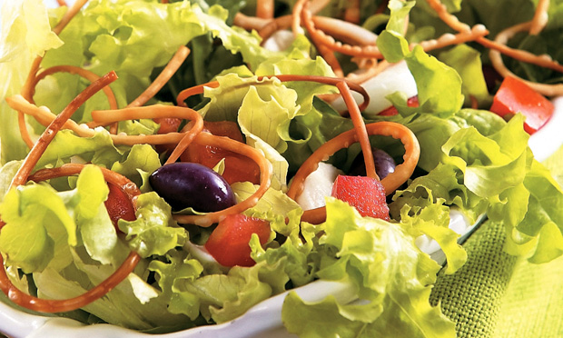 Salada com massa de pastel