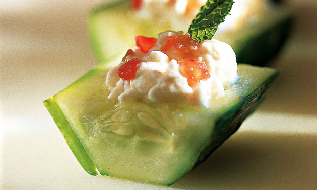 Salada de pepino com queijo cottage