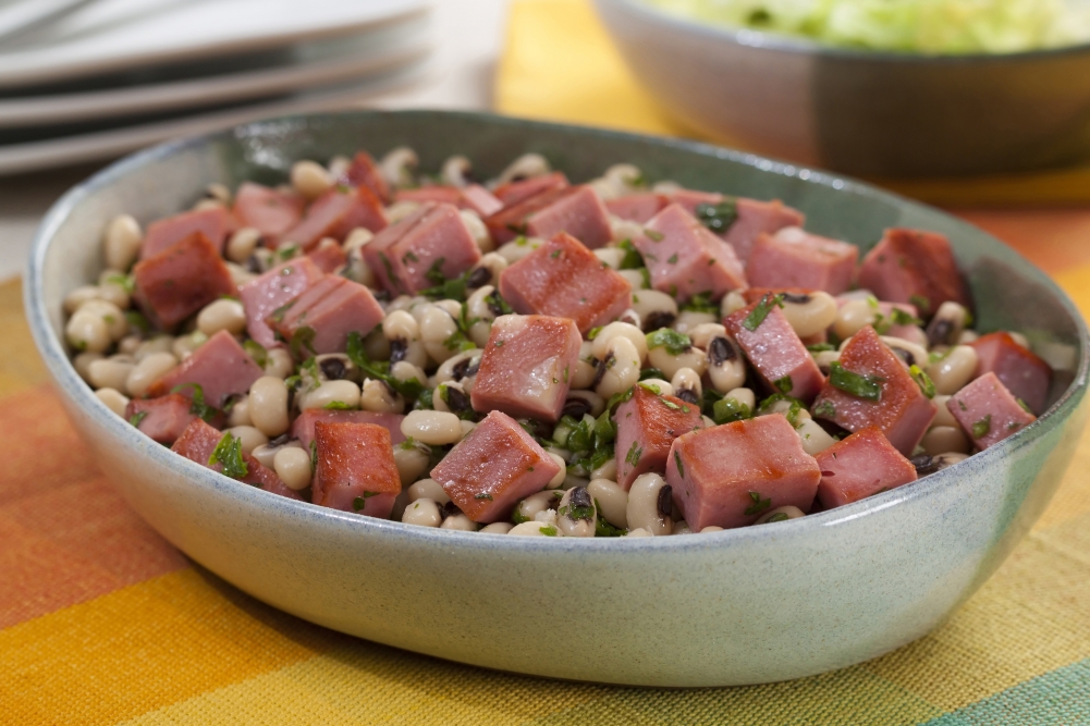 Salada prática de feijão fradinho e mortadela
