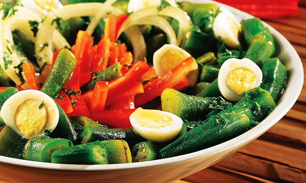 Salada de quiabo com ovo de codorna