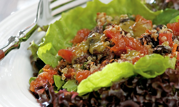 Salada de quinoa com vinagrete de chá-verde e manjericão