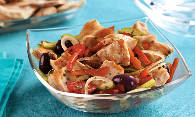 Salada refrescante de frango grelhado