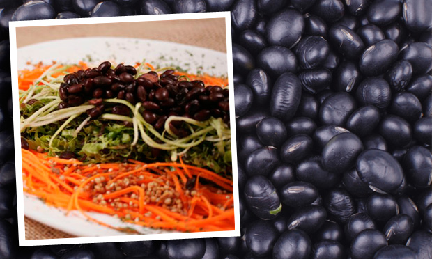 Salada com grãos de soja preta