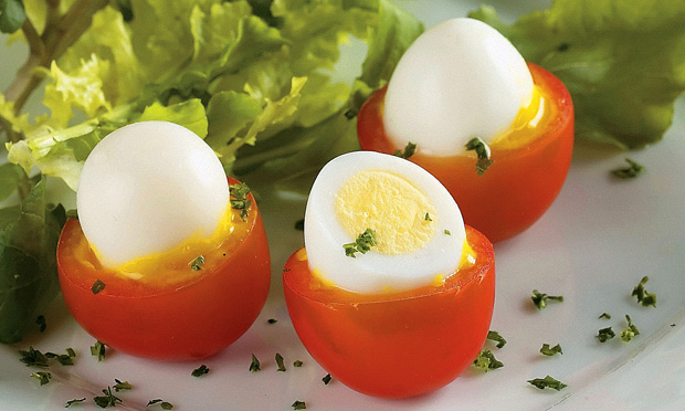 Tomate com ovo e torrada ao forno