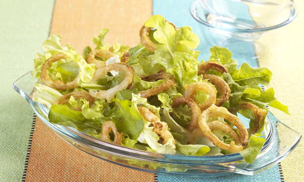 Salada verde com anéis de cebola