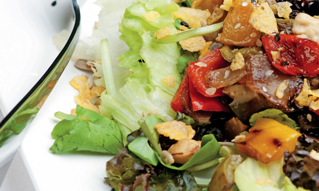 Salada de verdes com caponata italiana