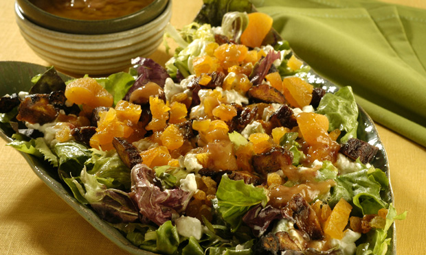 Salada verde com frutas secas