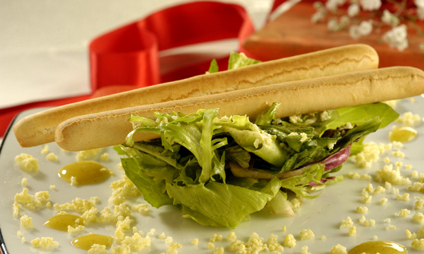 Salada verde com ovo de codorna e cardamomo