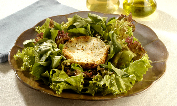 Salada verde com queijo empanado