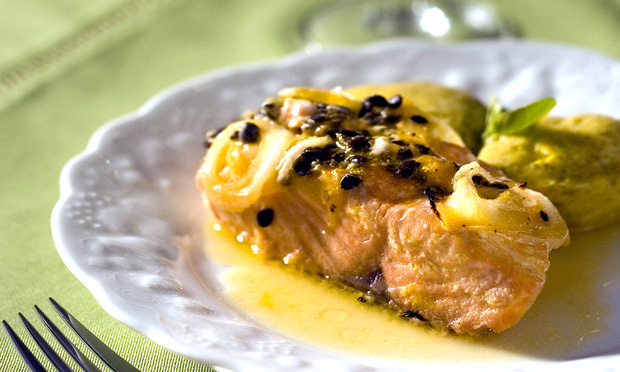 Salmão ao molho de maracujá