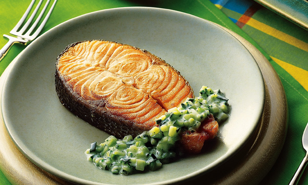 Salmão com molho de pepino