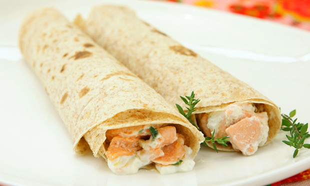 Enrolado de salmão com queijo cremoso