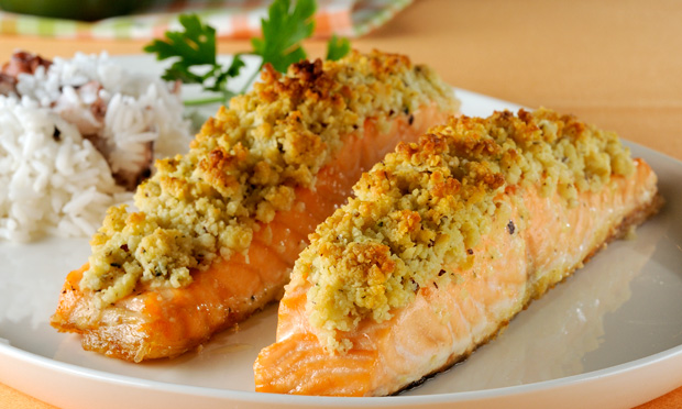 Salmão com crosta de castanha e arroz de polvo