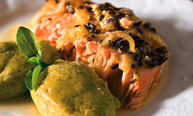 Salmão ao molho de maracujá