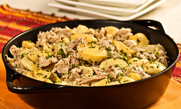 Salteado prático de cogumelo com atum e coentro
