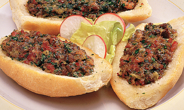Sanduíche de carne moída com linguiça