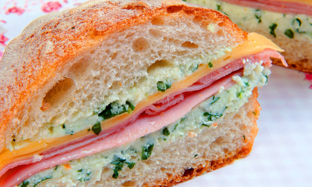 Sanduíche de requeijão, presunto e queijo
