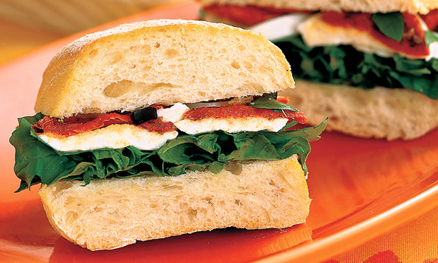 Sanduíche de tomate seco e rúcula