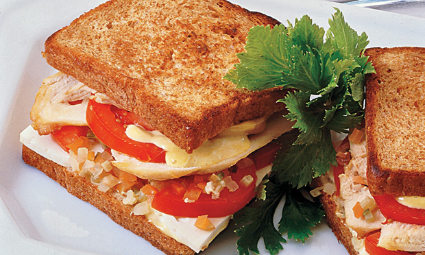Sanduíche de frango com tomate