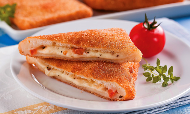 Sanduíche frito de mussarela e tomate