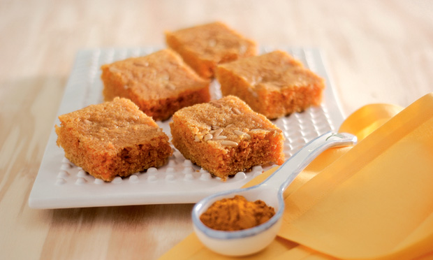 Sfoof – Bolo de semolina com erva-doce e cúrcuma