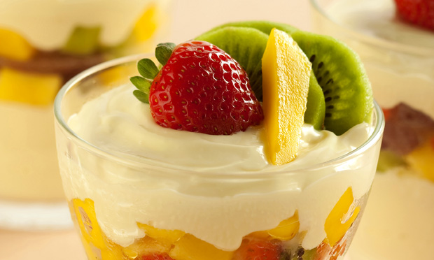 Sobremesa cremosa com frutas
