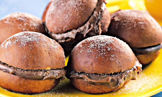 Sonhos assados recheados de brigadeiro