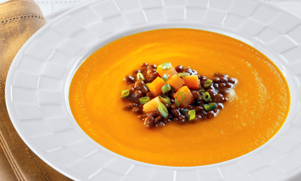 Sopa de abóbora com lentilha