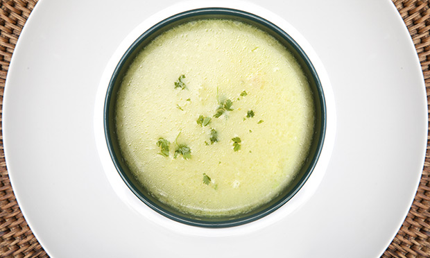 Sopa de mandioca e brócolis