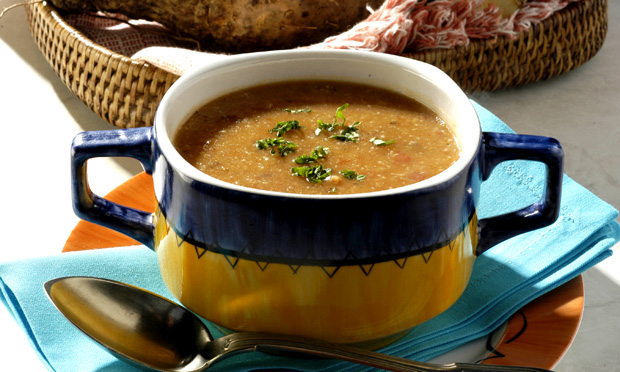 Sopa de cará com talos de brócolis