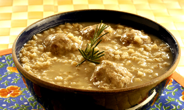 Sopa de cevadinha com almôndegas