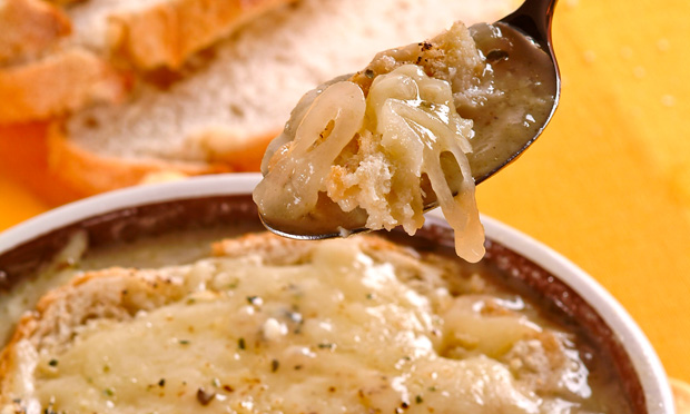 Sopa de cebola com pão e queijo