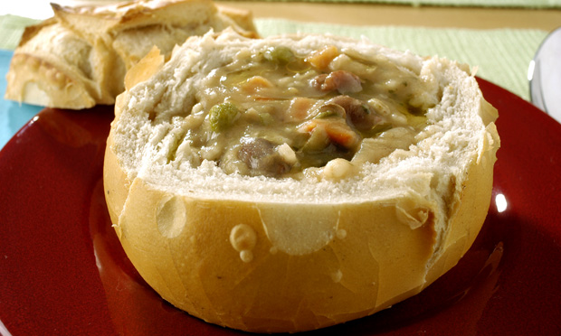 Sopa de feijão com pesto no pão italiano