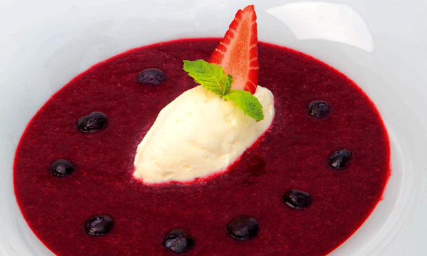 Sopa de frutas vermelhas ao vinho tinto e cassis de dijon