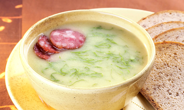 Sopa de fubá com couve