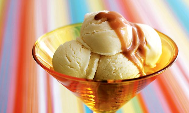 Sorvete de baunilha com caramelo