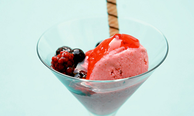 Sorvete com frutas vermelhas