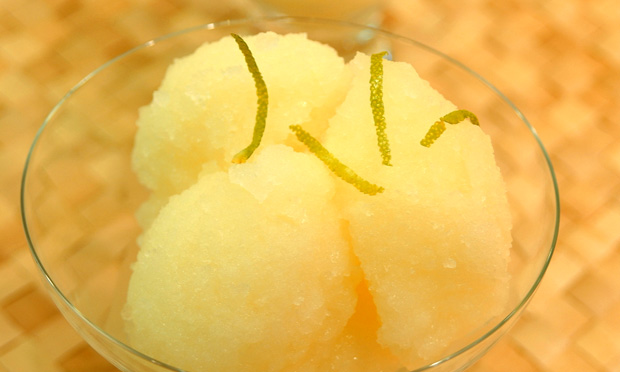 Sorbet de lima-da-pérsia com cachaça