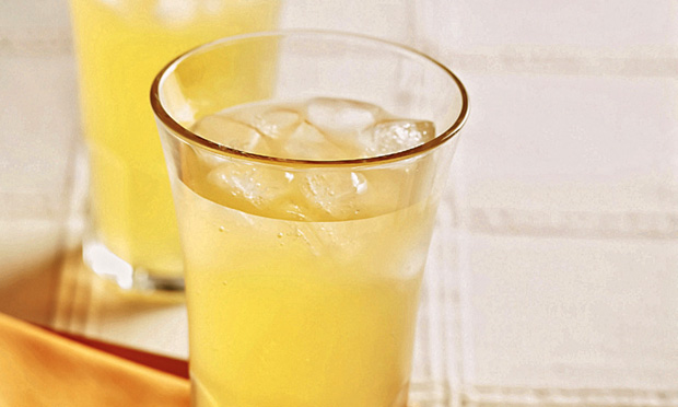 Suco de laranja, carambola e manjericão