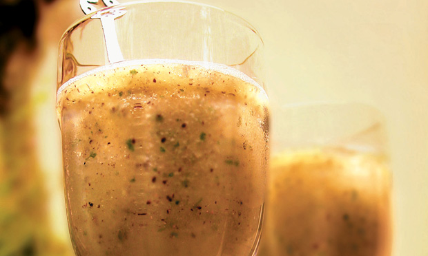 Suco de água de coco com kiwi e melão