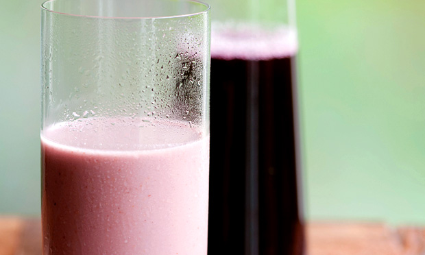 Suco energético de iogurte com uva vermelha, pera, banana e cereais