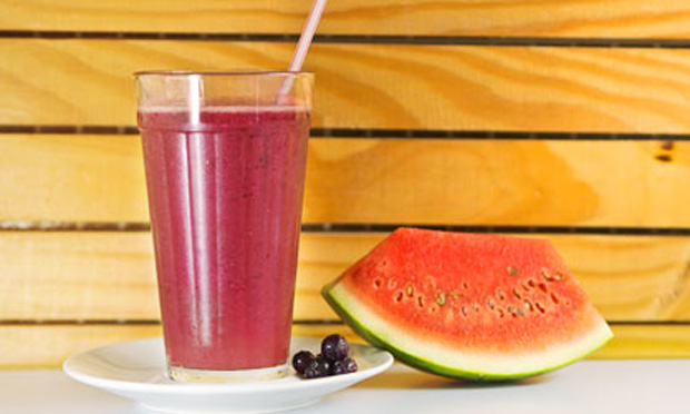 Suco de melancia com mirtilos